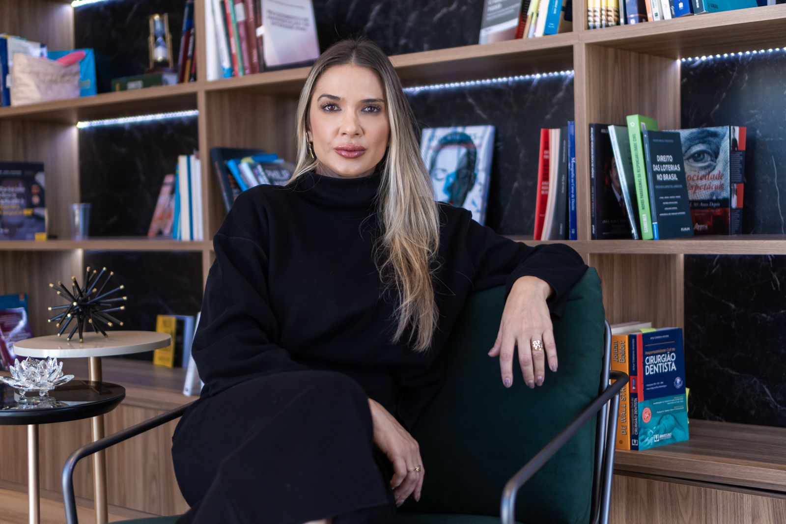 Ana Lucia Bittencourt em seu escritório
